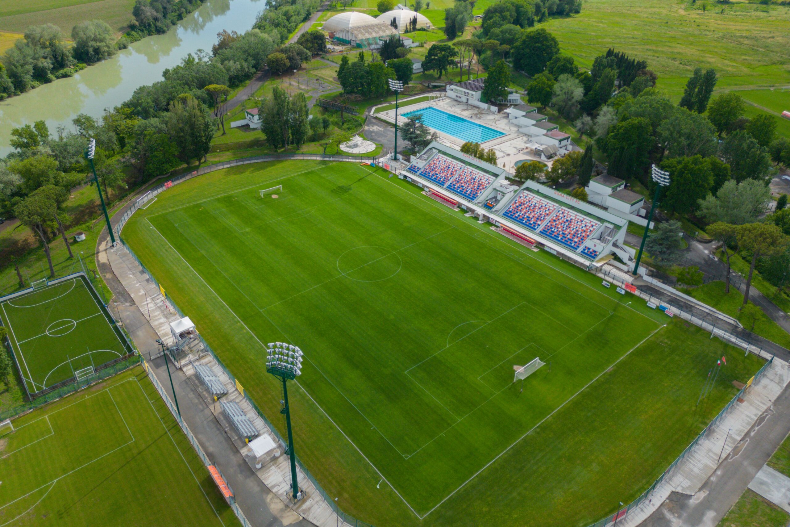 Terrain de football Riano Athletic Center, Italie, avec gazon naturel