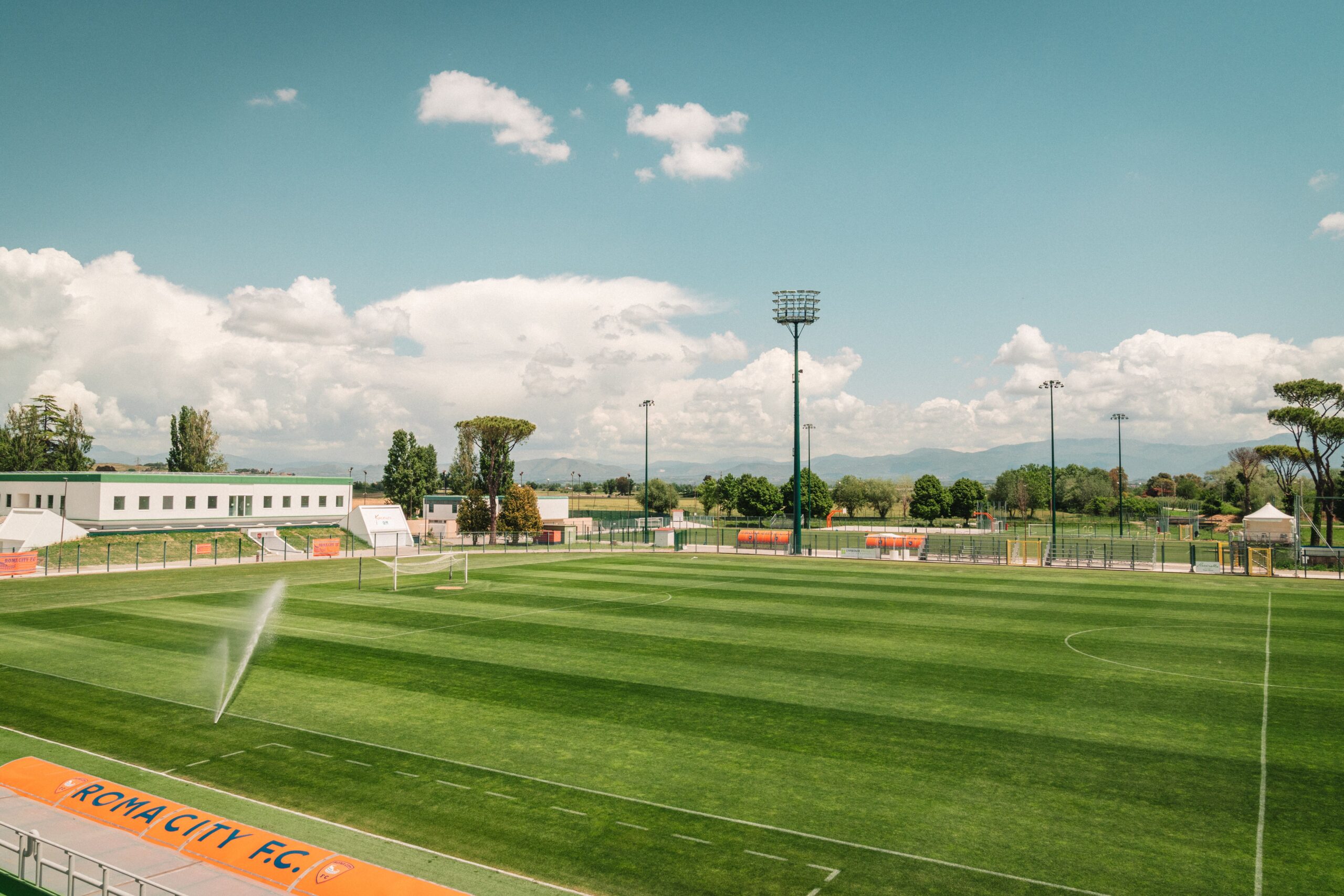 Terrain de football Riano Athletic Center, Italie, avec gazon naturel