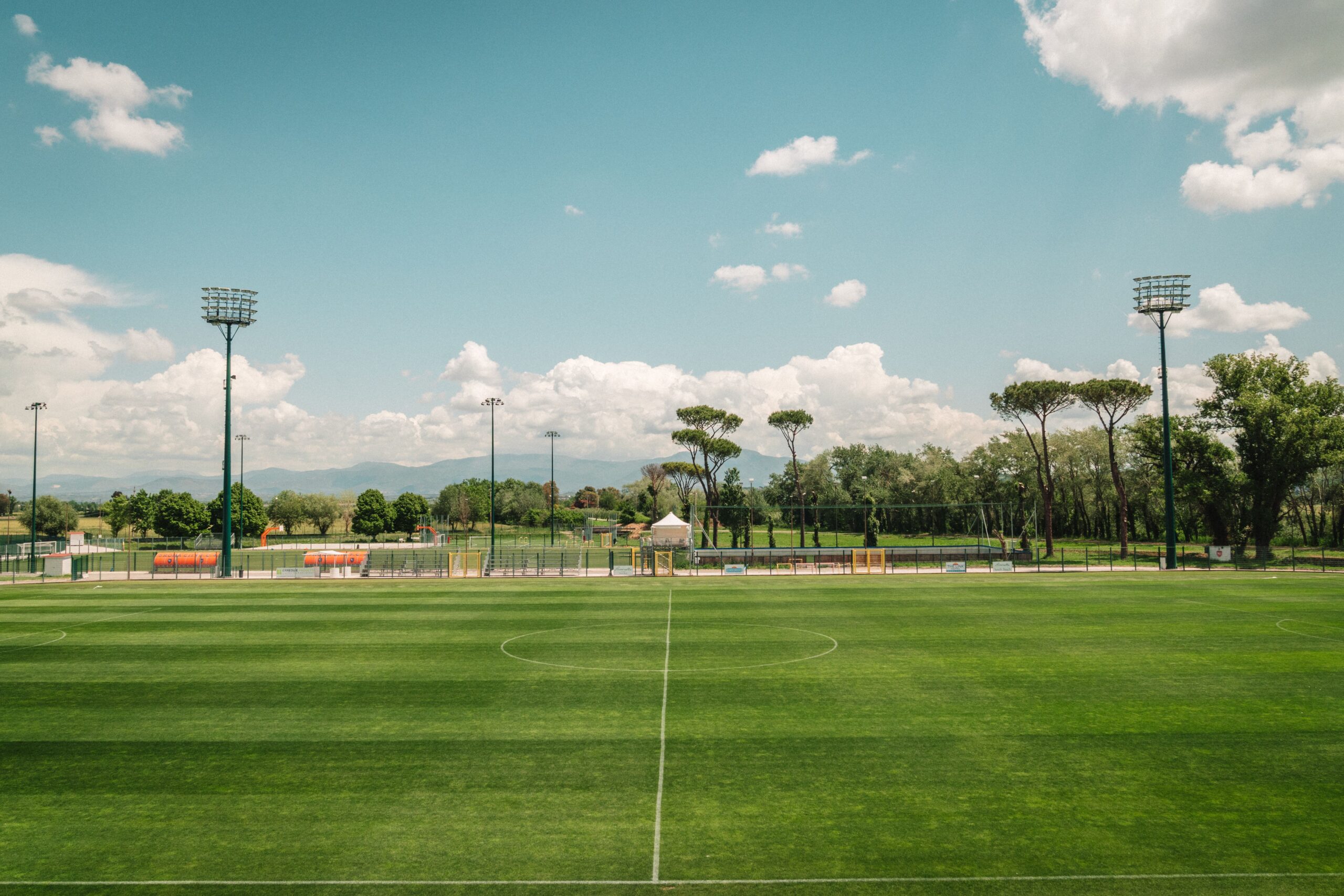 Terrain de football Riano Athletic Center, Italie, avec gazon naturel