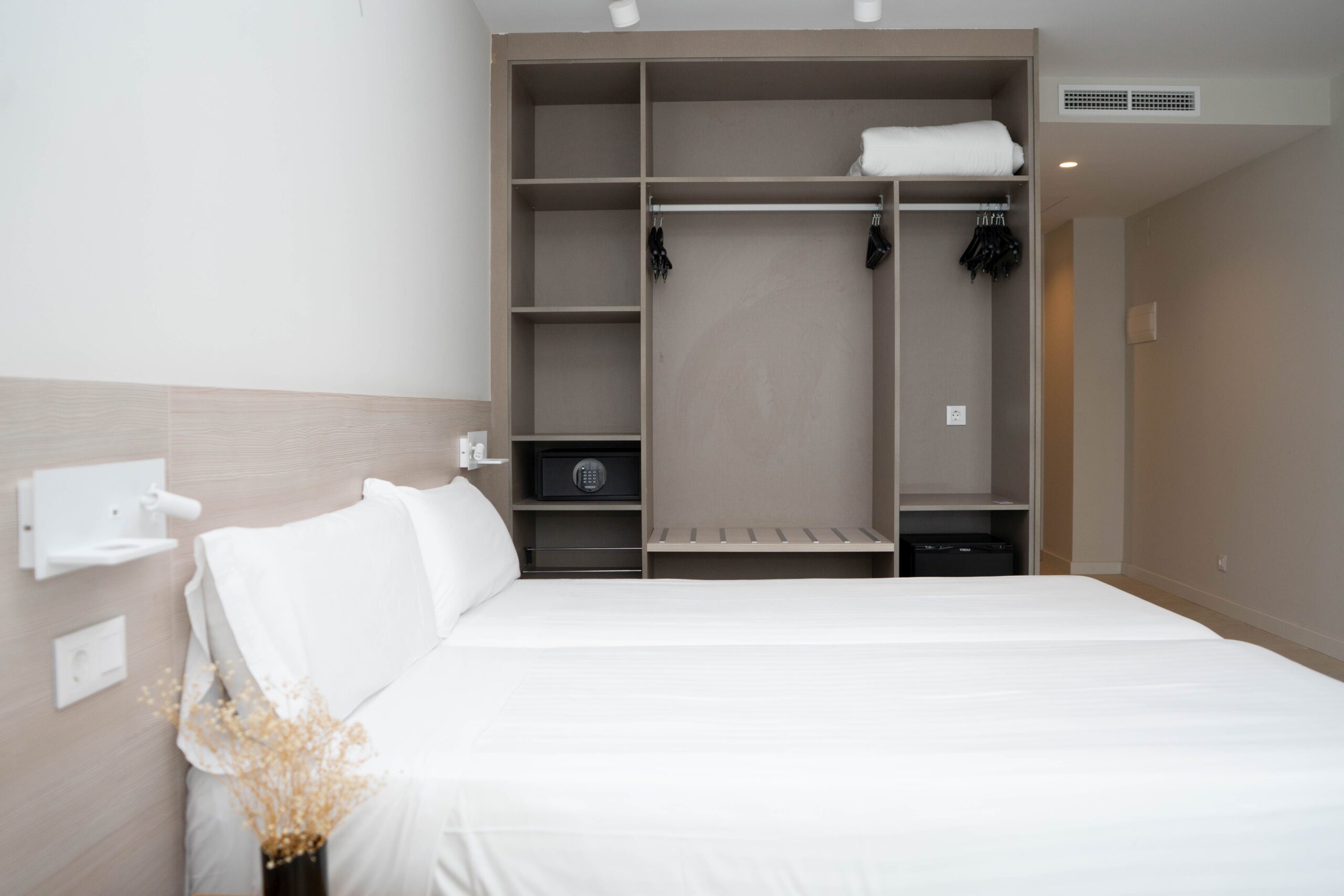 Hotel BCL Podium, Doppelzimmer Garderobe, Alicante, Spanien